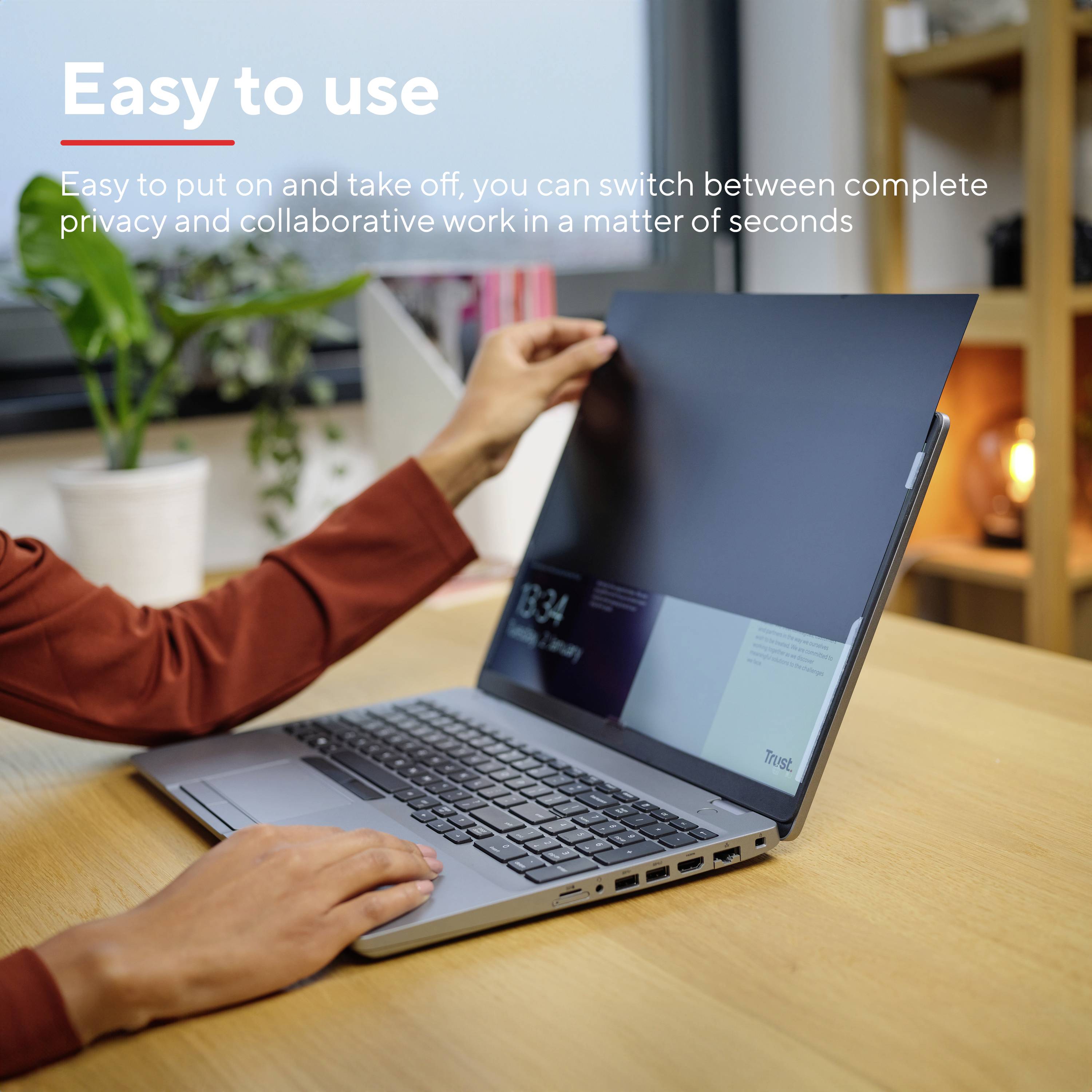 Een persoon zit aan tafel en opent een laptop. De tekst legt uit hoe eenvoudig de overstap tussen privacy en samenwerking in enkele seconden kan worden gemaakt.