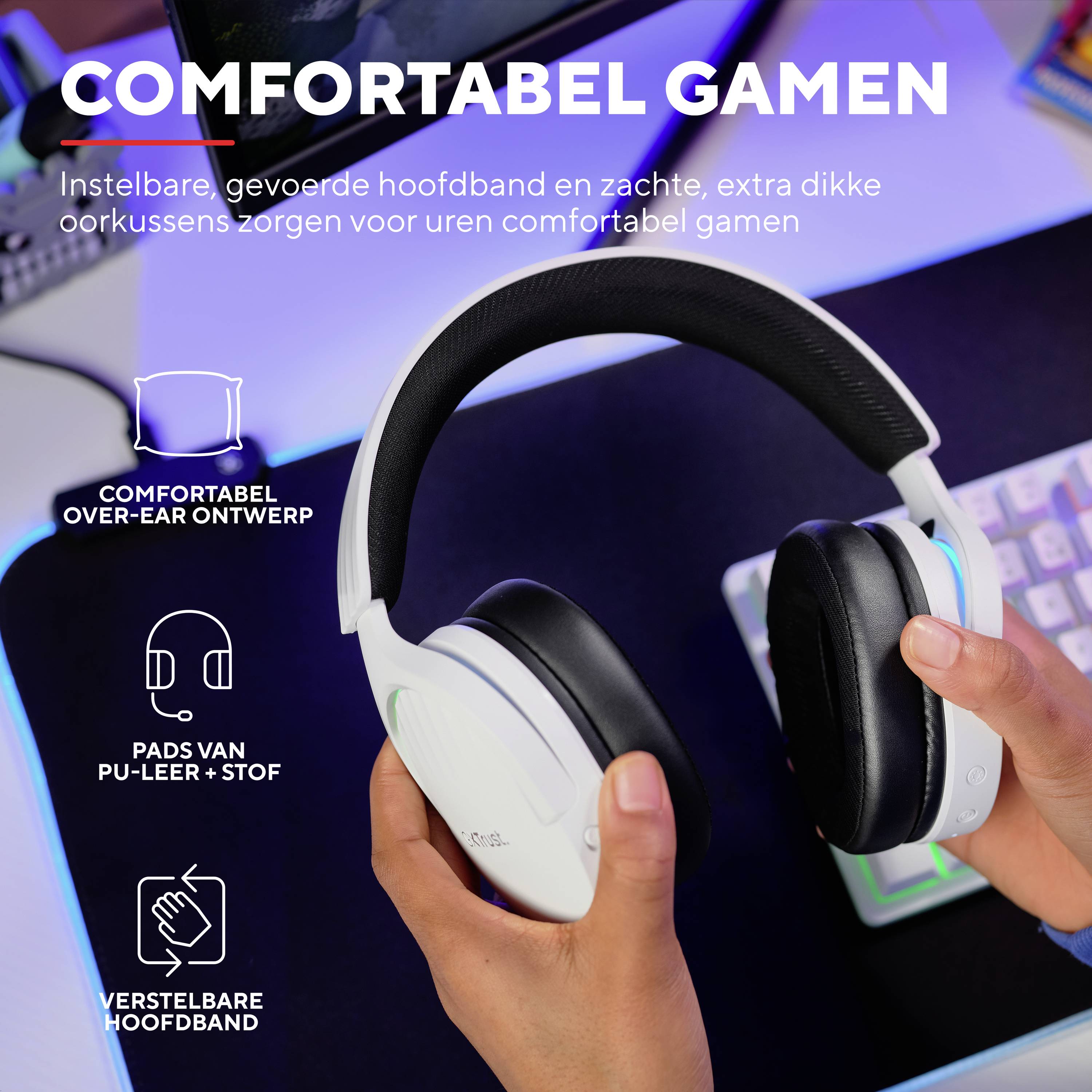 Gaming-headset met verstelbare, gewatteerde hoofdband en dikke oorkussens voor langdurig comfort. Zwevend boven een bureau met een kleurrijk toetsenbord.