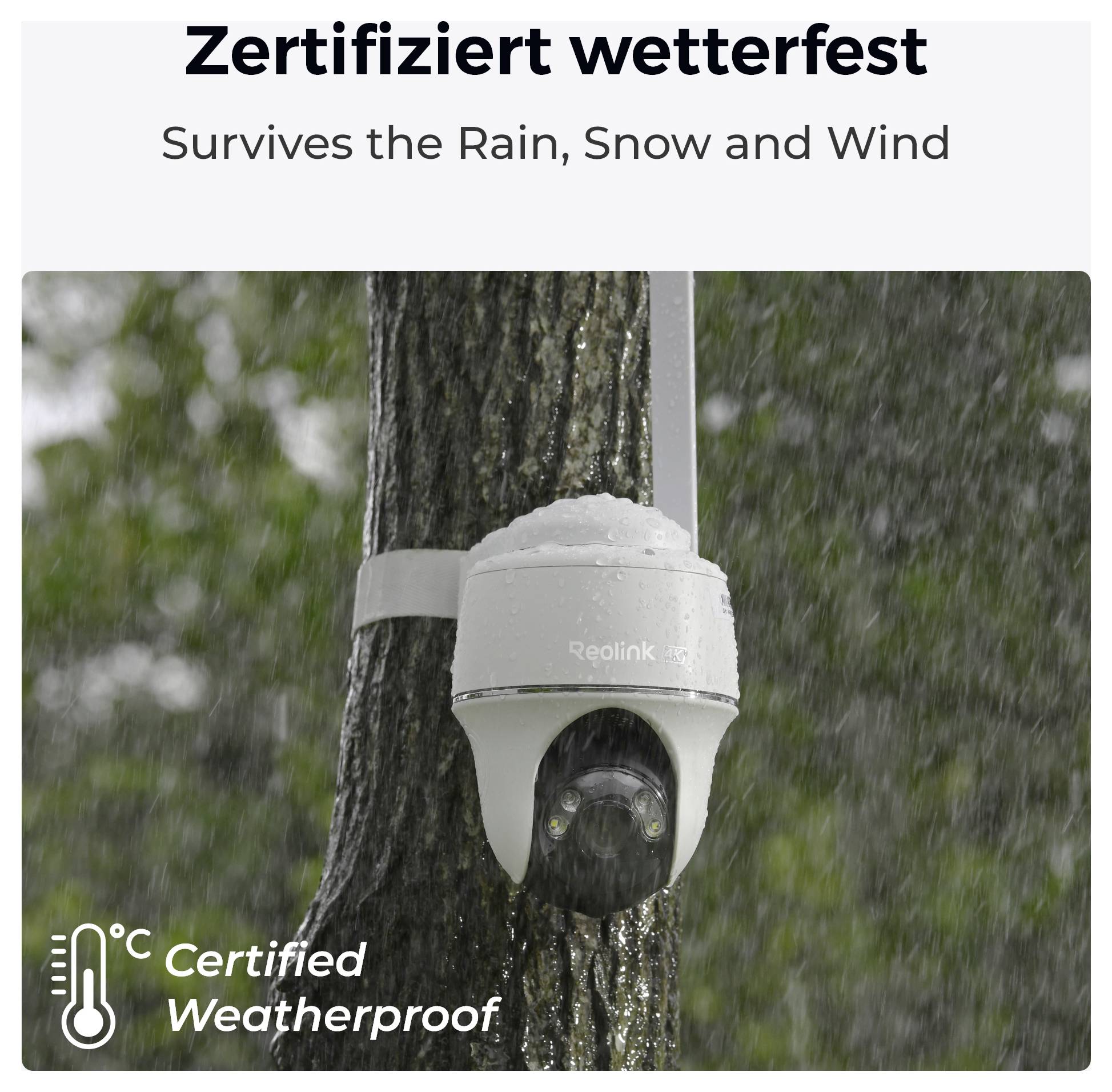 Een beveiligingscamera gemonteerd op een boom in zware regen, voorzien van het label 'Gecertificeerd Waterbestendig', met tekst die aangeeft dat hij bestand is tegen regen, sneeuw en wind.