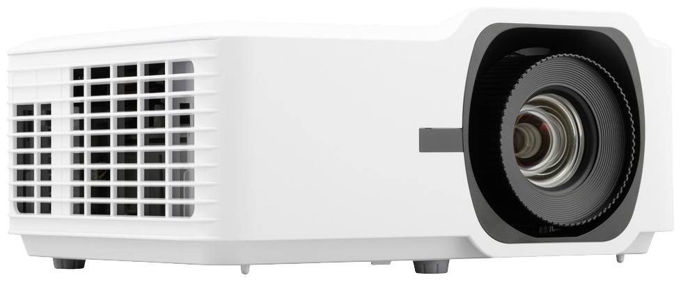 Een moderne witte projector met ventilatiesleuven en een grote lens aan de voorkant, perspectivisch weergegeven vanuit een zijhoek.