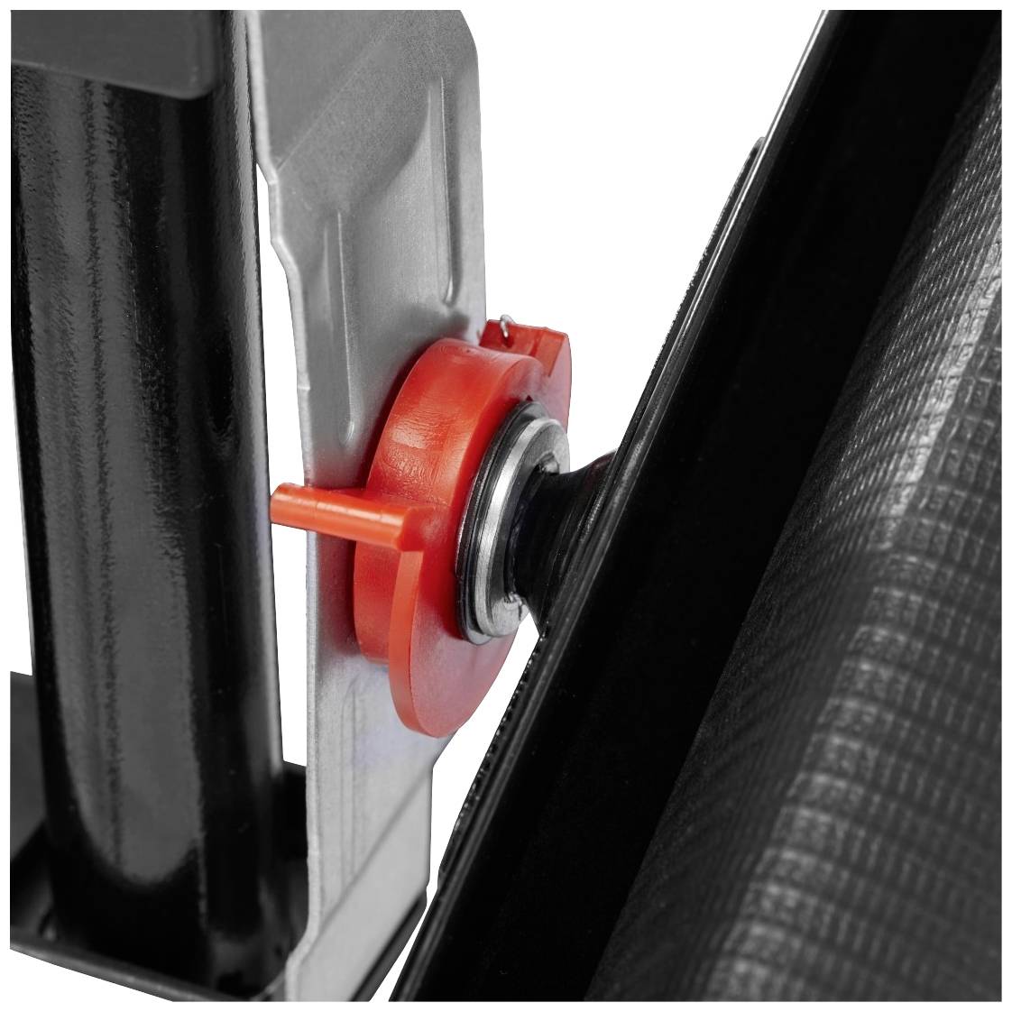 Een rode kunststof stop tussen een zwart en een zilver metalen onderdeel op een transportband ter stabilisatie van de structuur.