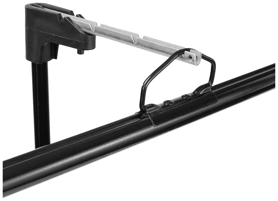 Een zwarte ruitenwisser met zilveren bevestiging, gemonteerd op een zwart frame. Ideaal voor helder zicht bij regen.