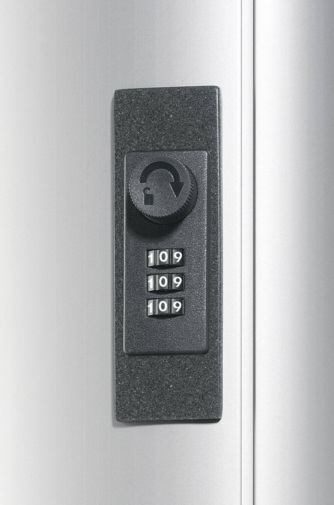 Een zwart cijferslot met drie draaiende wielen op een zilveren achtergrond. De wieltjes geven '1 0 9' aan.