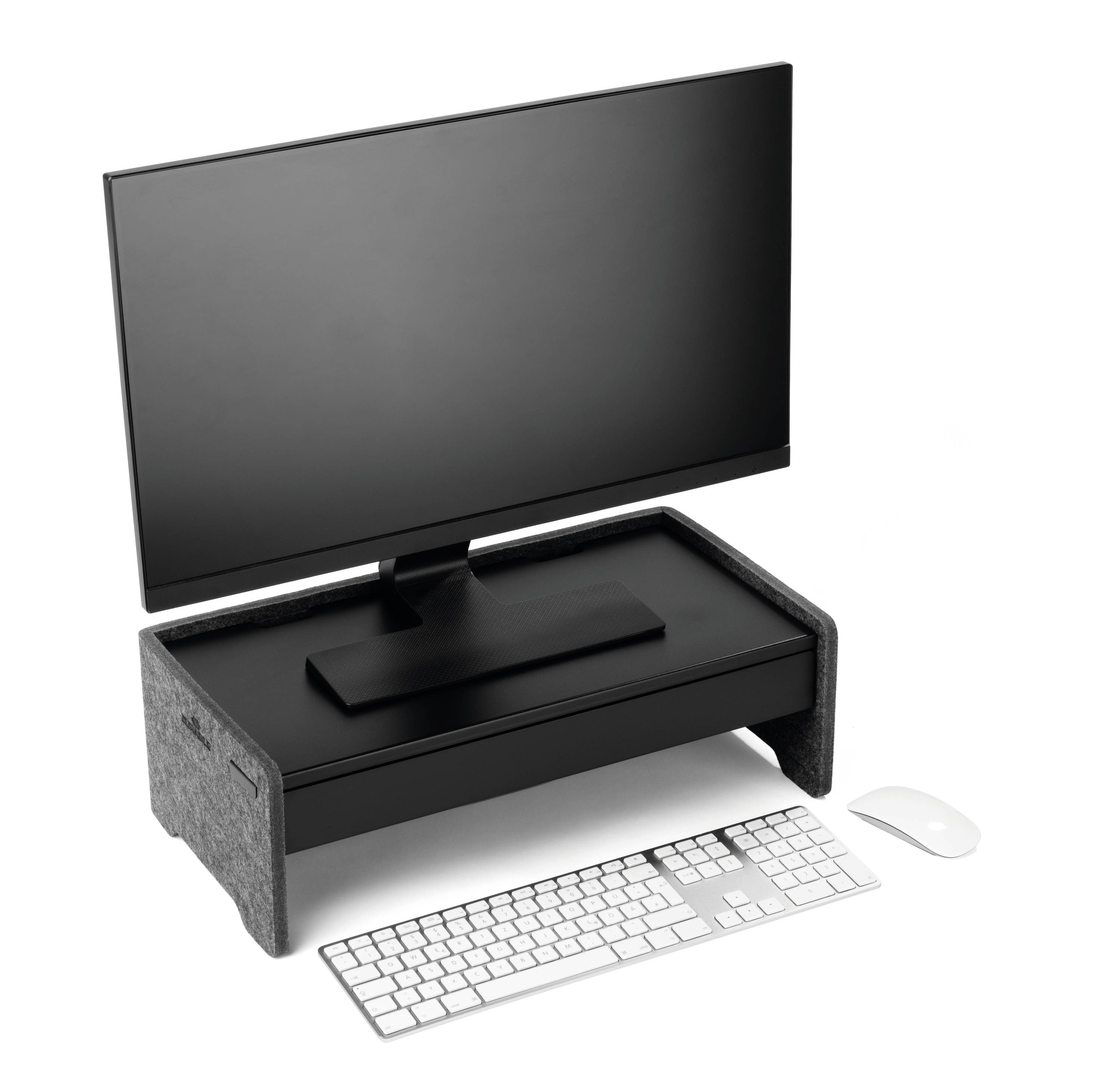 Een computerscherm op een zwarte monitorstandaard met toetsenbord en muis eronder, tegen een witte achtergrond.