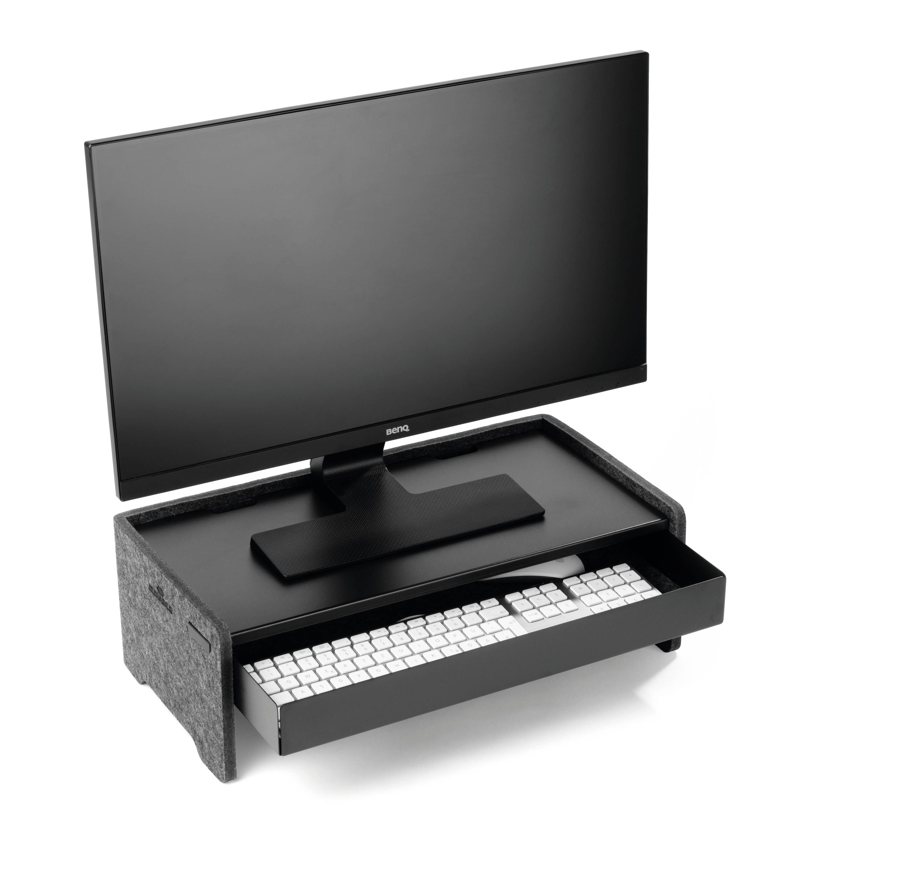 Een computermonitor staat op een monitorstandaard met daaronder een lade die een toetsenbord herbergt.