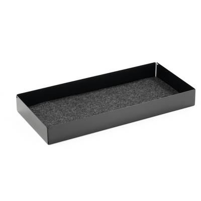 Metalen dienblad bekleed met vilt, rechthoekige vorm, zwarte afwerking, geschikt voor opslag of presentatie van kleine voorwerpen.
