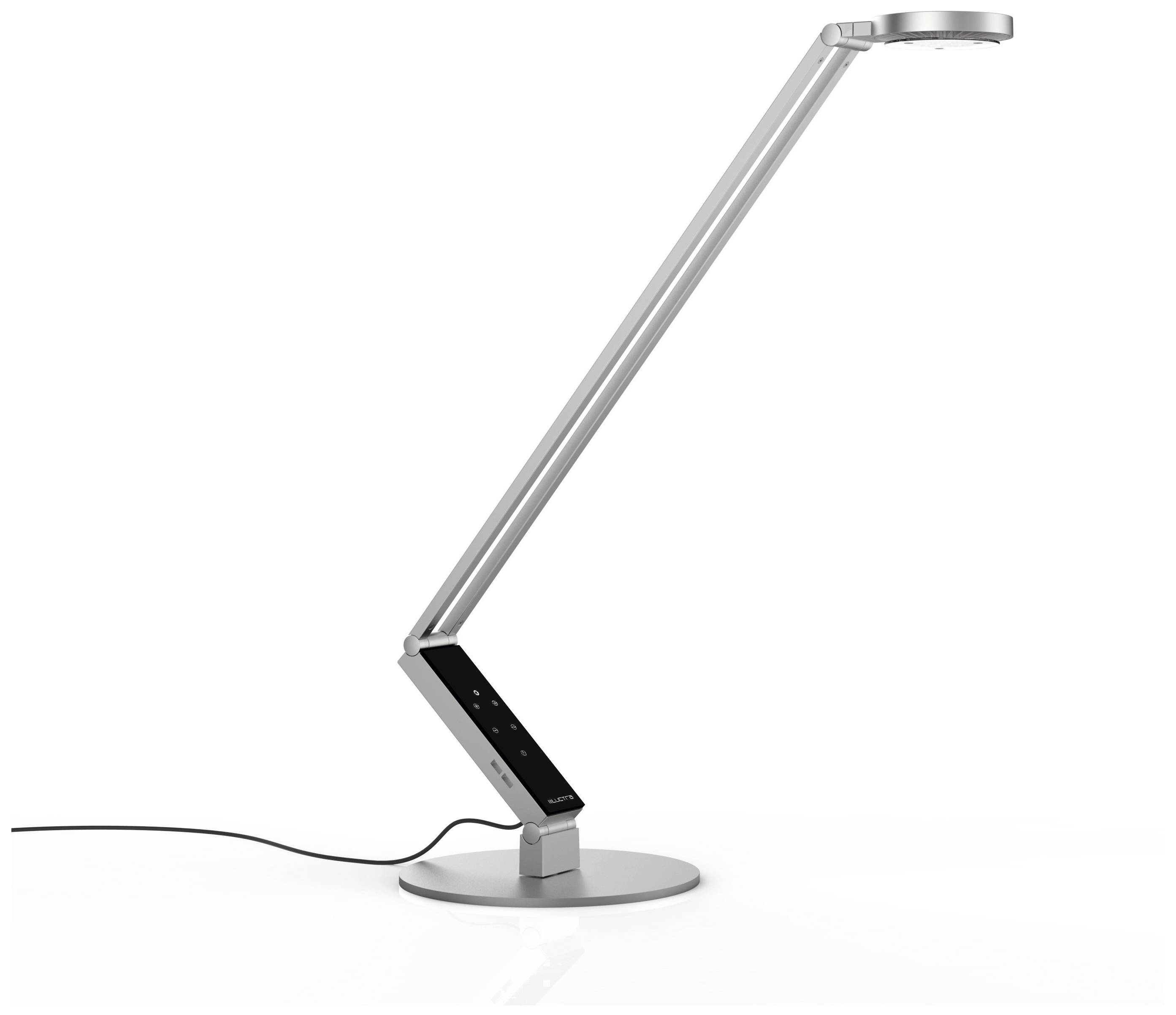 Een slanke, moderne tafellamp met verstelbare arm en een rond voetstuk, die is aangesloten op een stopcontact.