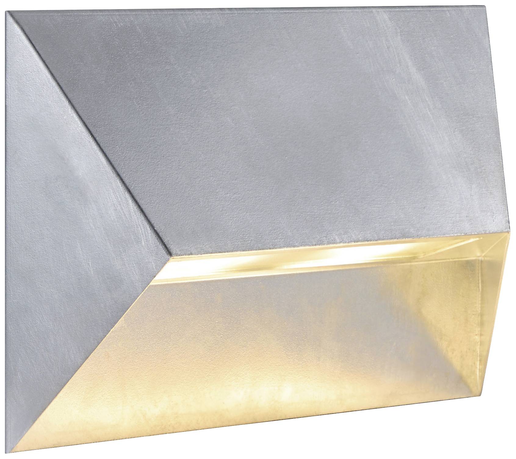 Moderne wandlamp van mat metaal met een schuin ontwerp, die warm licht naar beneden uitstraalt.