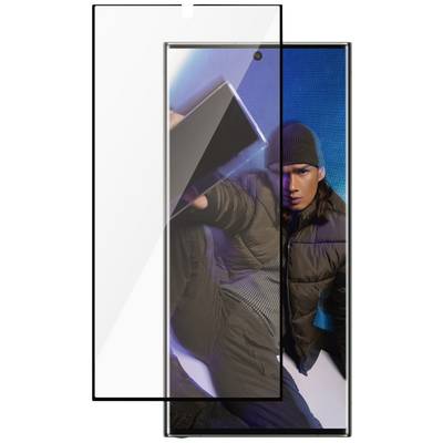 Smartphone met schermbeschermer, toont jonge persoon in winterkleding, blauwe achtergrond.