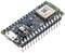Een microcontroller-board met een USB-aansluiting, talrijke pinnen en een ingebouwd module aan de bovenkant voor Bluetooth-connectiviteit.