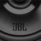 Luidspreker close-up met 'JBL'-logo op zwarte achtergrond. Focus op het rooster en de merkaanduiding.