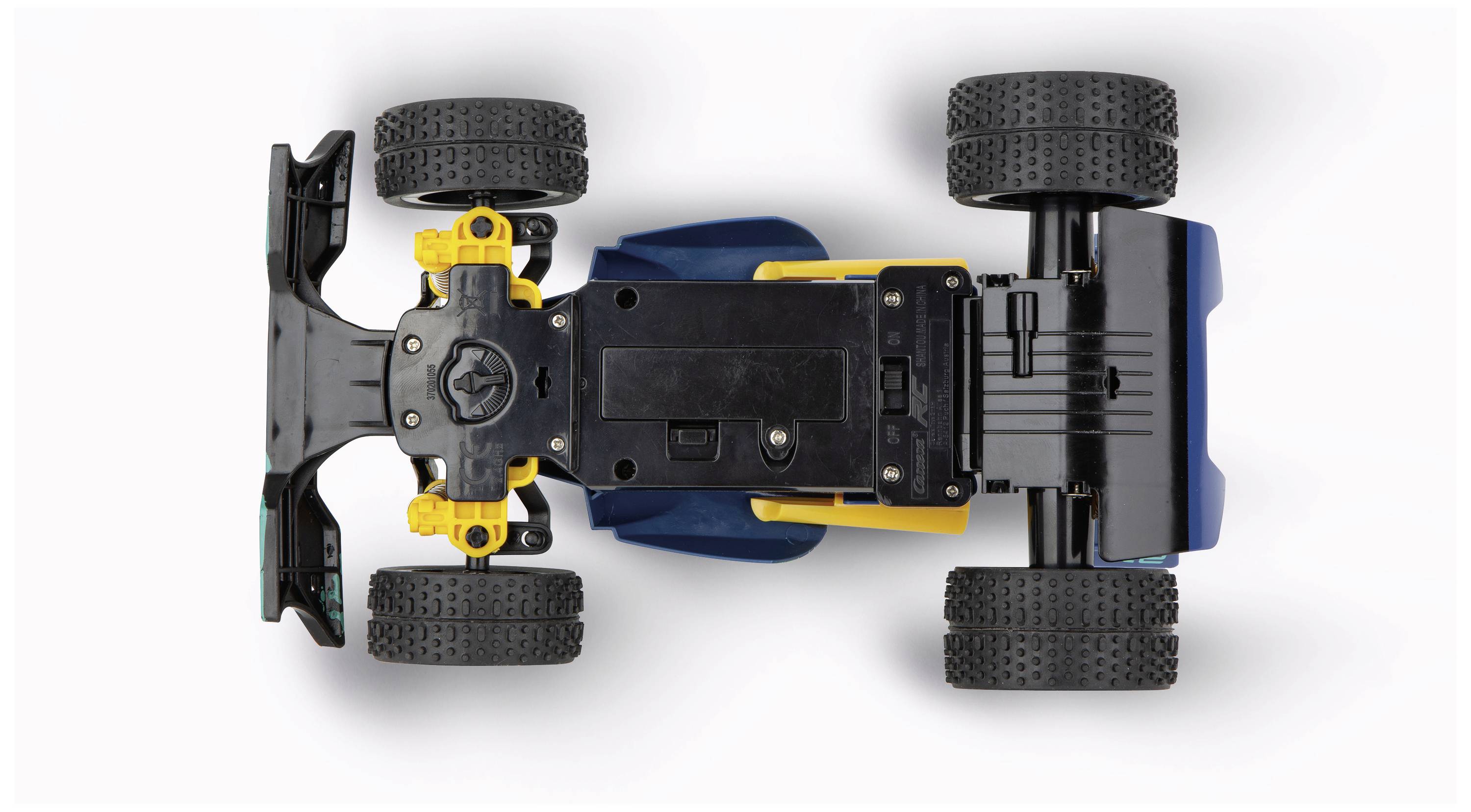 Speelgoedauto van bovenaf gezien, met grote wielen en een zichtbaar chassis, op een witte achtergrond.