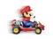 Een tekenfilmfiguur met een rode hoed en blauwe overall rijdt snel naar rechts in een rode kart.