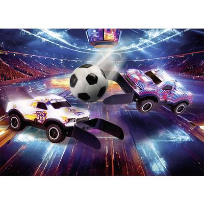 Twee afstandsbediende speelgoed-auto's met schoppen spelen voetbal in een digitaal stadion. Een auto raakt de bal in de lucht.