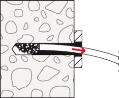 Doorsnede van een muur met een isolatie-injectie. De zwarte pijl toont de richting van het materiaal in de muur.