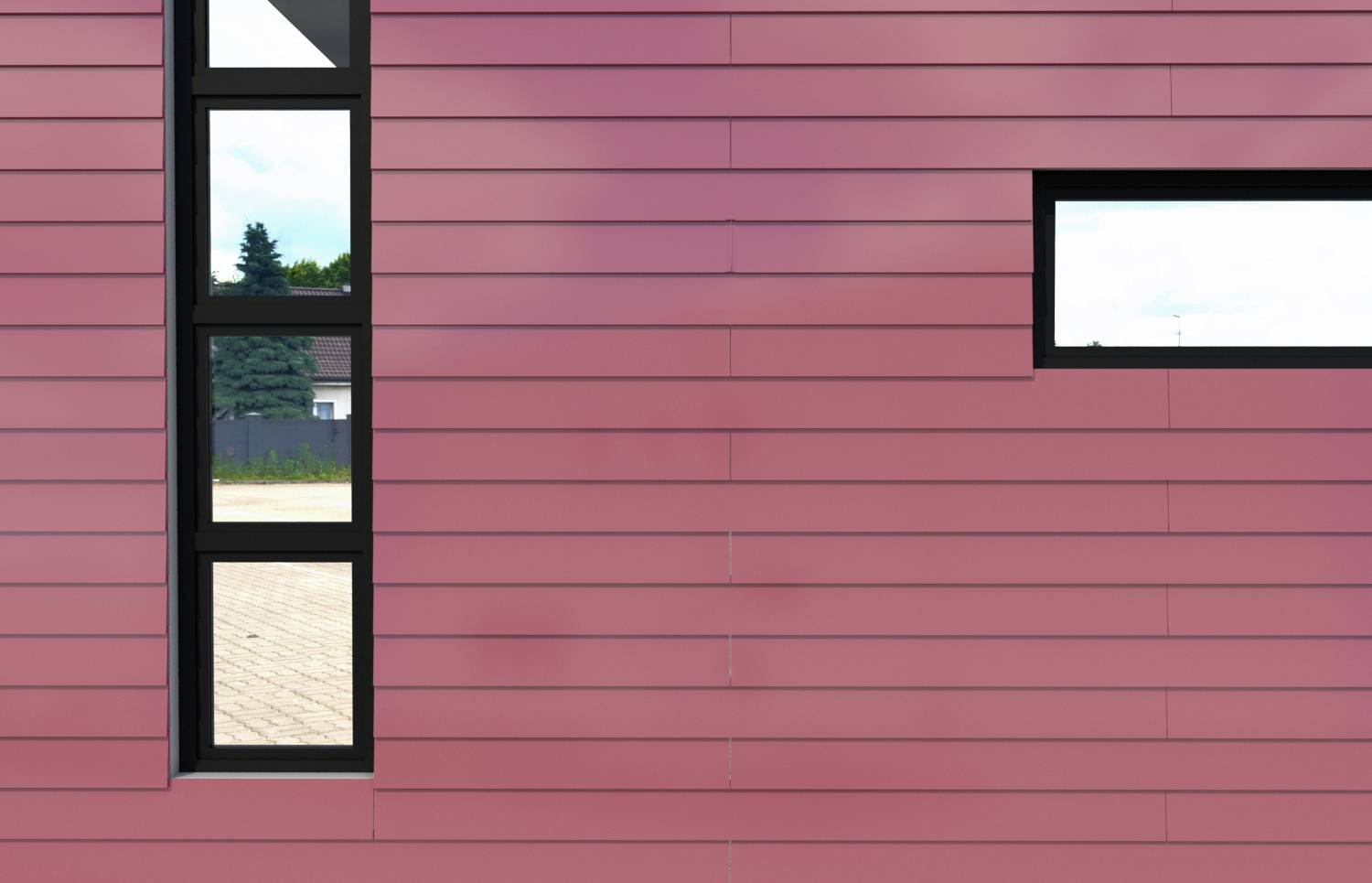 Roze muur met zwarte kozijnen, verticale rij ramen links, horizontaal raam rechts.