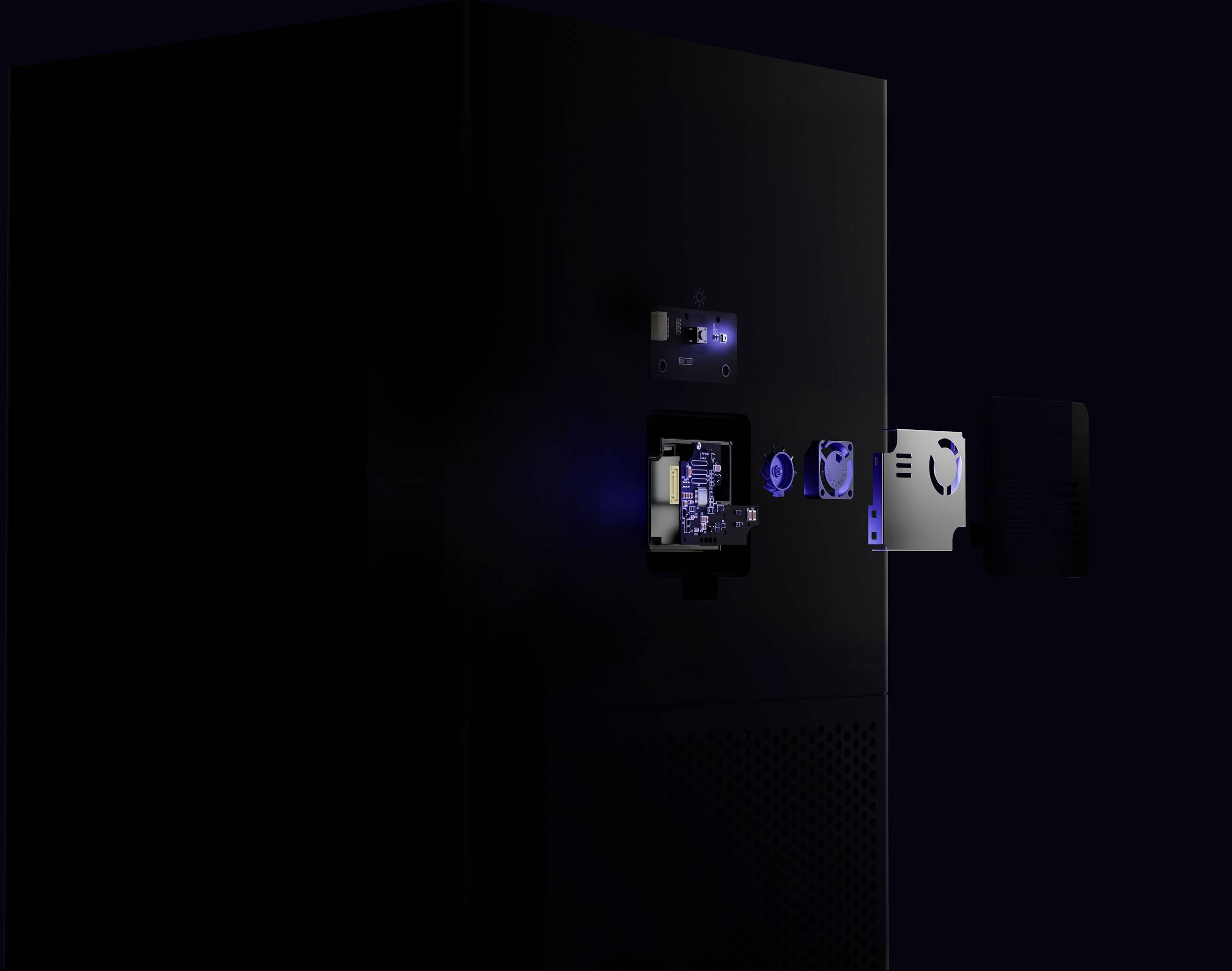 Een systeembehuizing met geopende achterkant toont elektronische schakelingen aan de binnenkant.