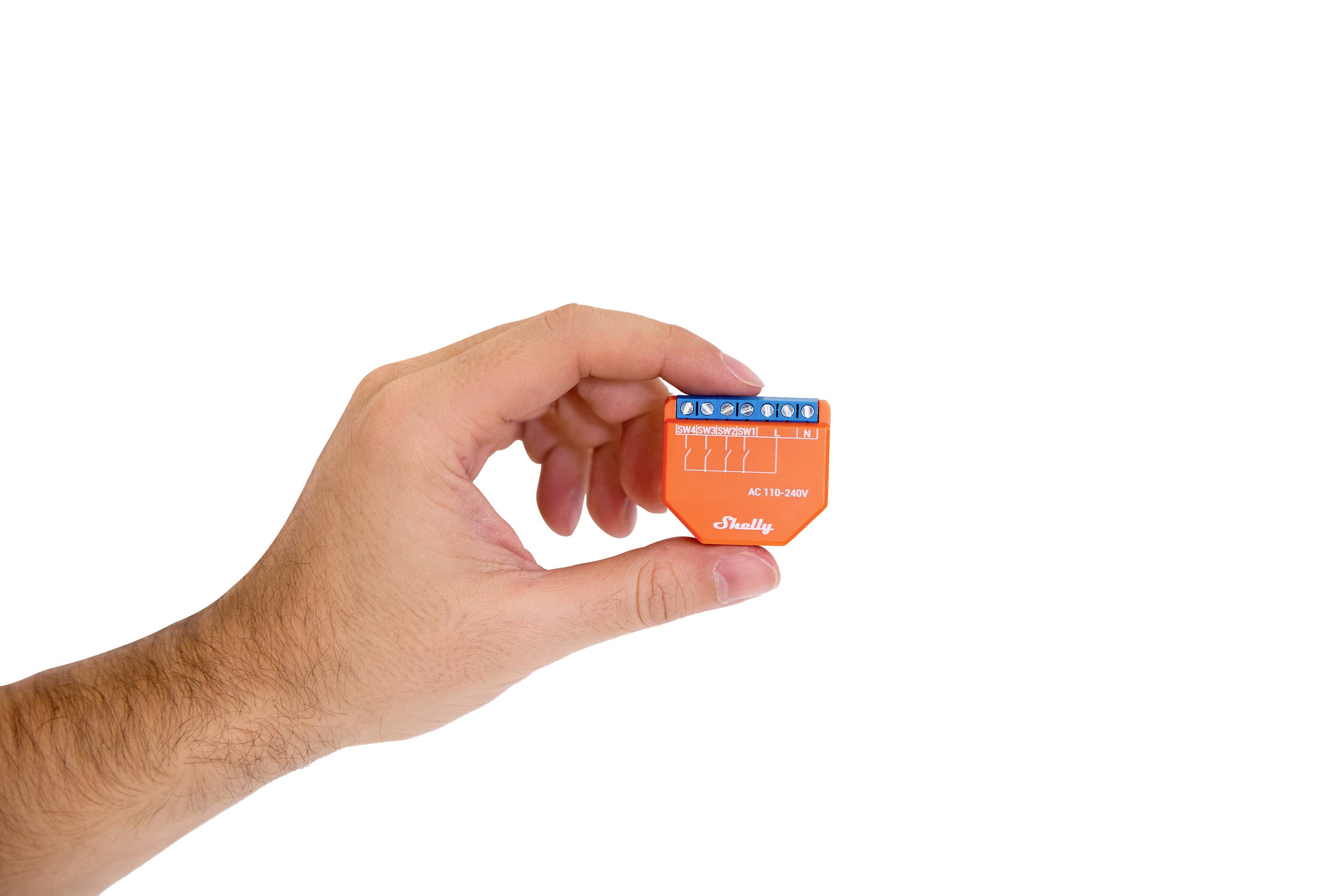 Een hand houdt een klein oranje apparaat vast met een blauwe bovenkant en opschriften.