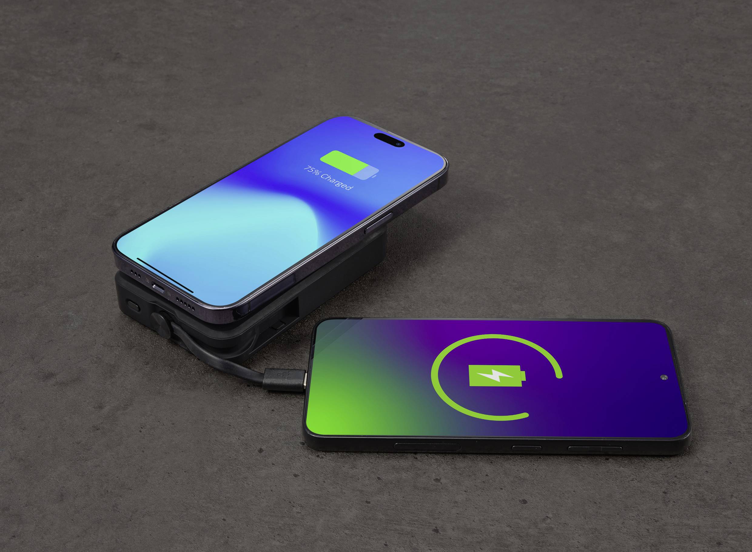 Twee smartphones op een tafel; het linker apparaat wordt via een kabel opgeladen door het rechter toestel.