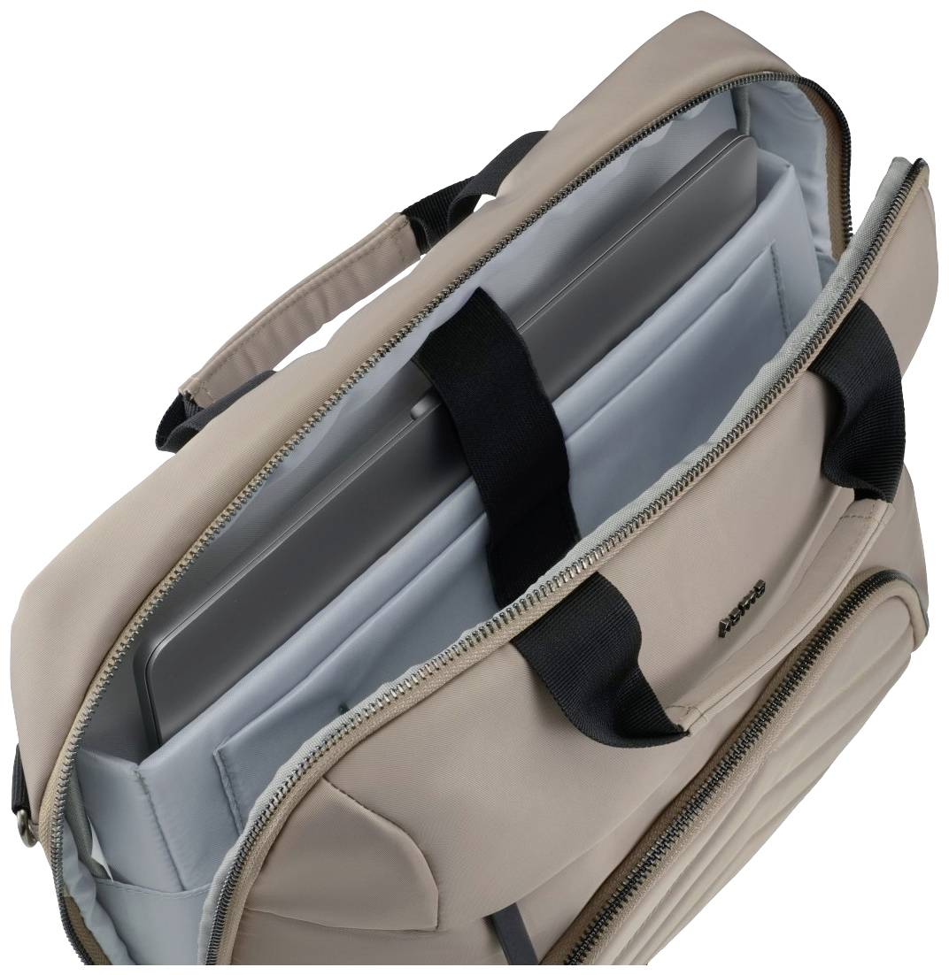 Een geopende beige laptoptas met een laptopachtig apparaat in het hoofdvak, omringd door gewatteerde compartimenten voor bescherming.