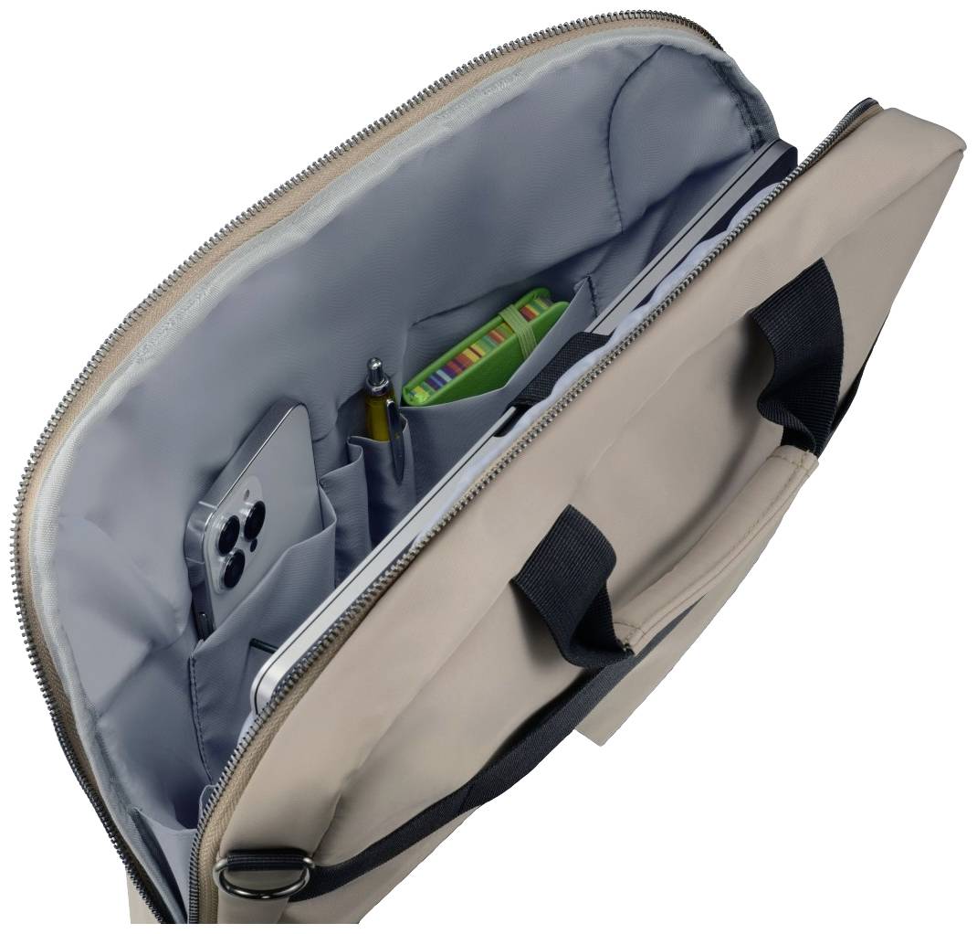 Geopende beige laptoptas met smartphone, pennen en chocoladereep in aparte vakken, toont inwendige organisatie.