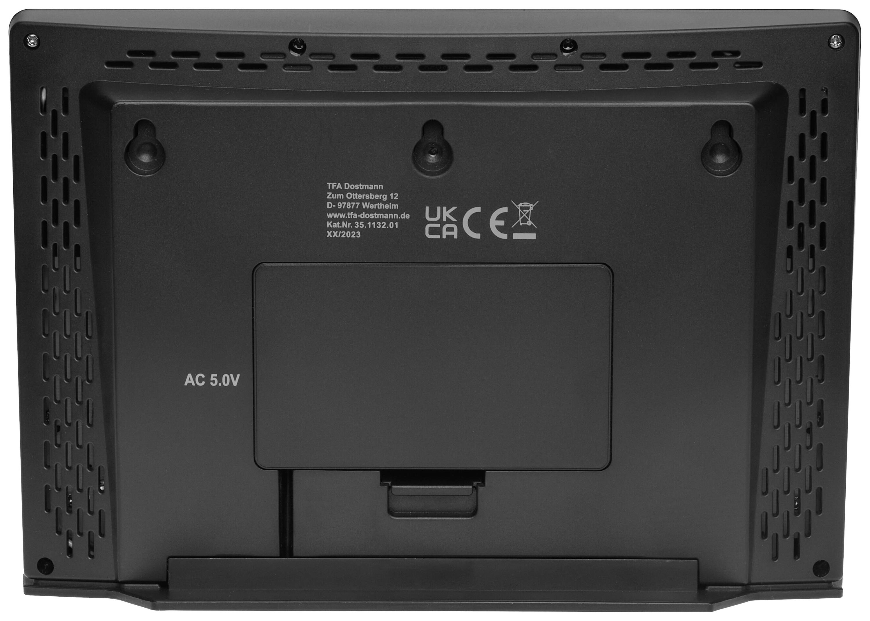 Achterkant van een elektronisch apparaat met CE- en UKCA-certificeringstekens en een aanduiding: 'AC 5.0V'.