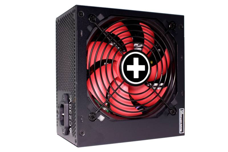 Een voeding met een rood-zwarte ventilator en een zwarte behuizing. In het midden van de ventilator bevindt zich een wit plusteken.