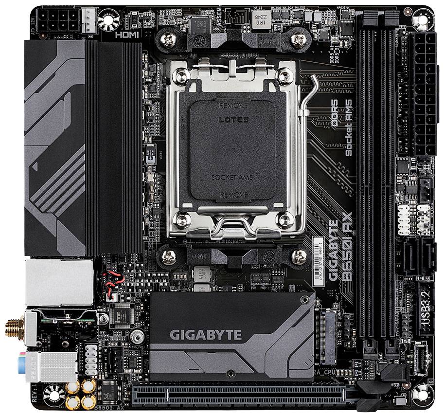 Compact computermoederbord met Gigabyte-logo, meerdere aansluitingen en een CPU-socket, geschikt voor krachtige pc's.