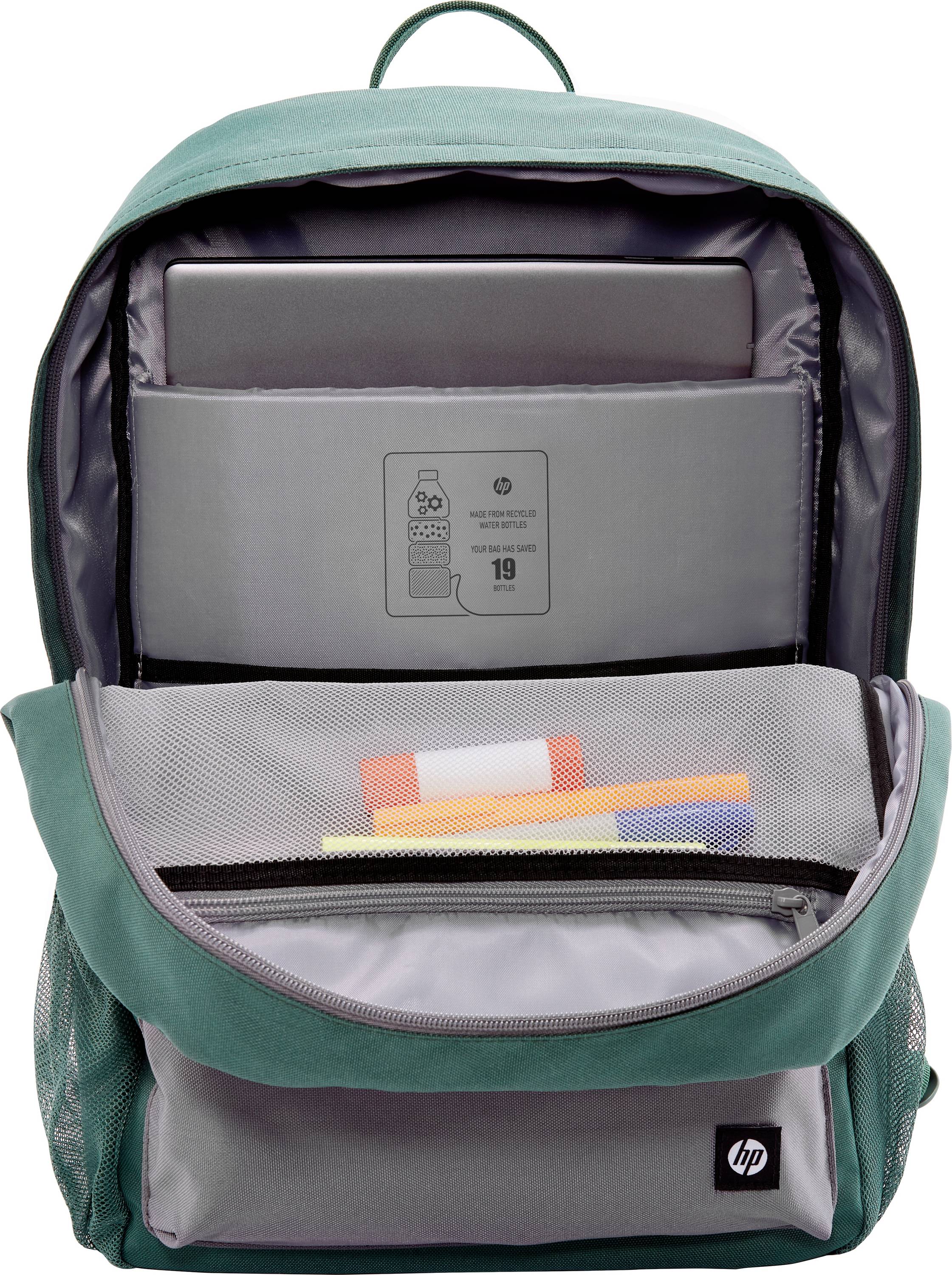 Een open groene rugzak met een laptopvak met een laptop erin, en een voorvak gevuld met kleurrijke pennen en toebehoren.