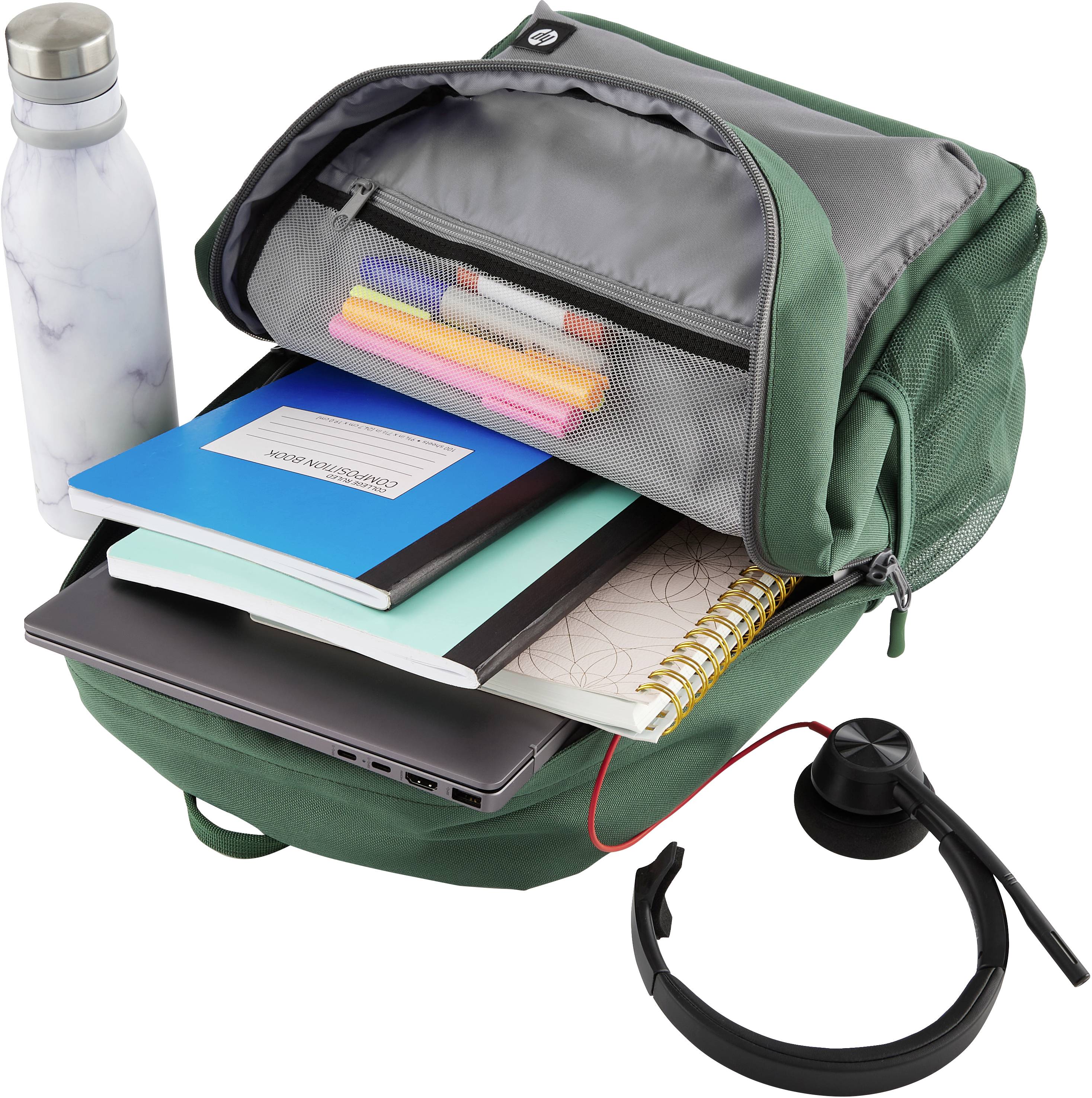 Een groene rugzak, geopend, toont een laptop, notitieboeken, kleurrijke pennen en een waterfles. Koptelefoons liggen ernaast.