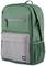 Een groene rugzak met een grijze voorkant tas, ritsen en zijdelingse netztassen. Geschikt voor school of reizen.
