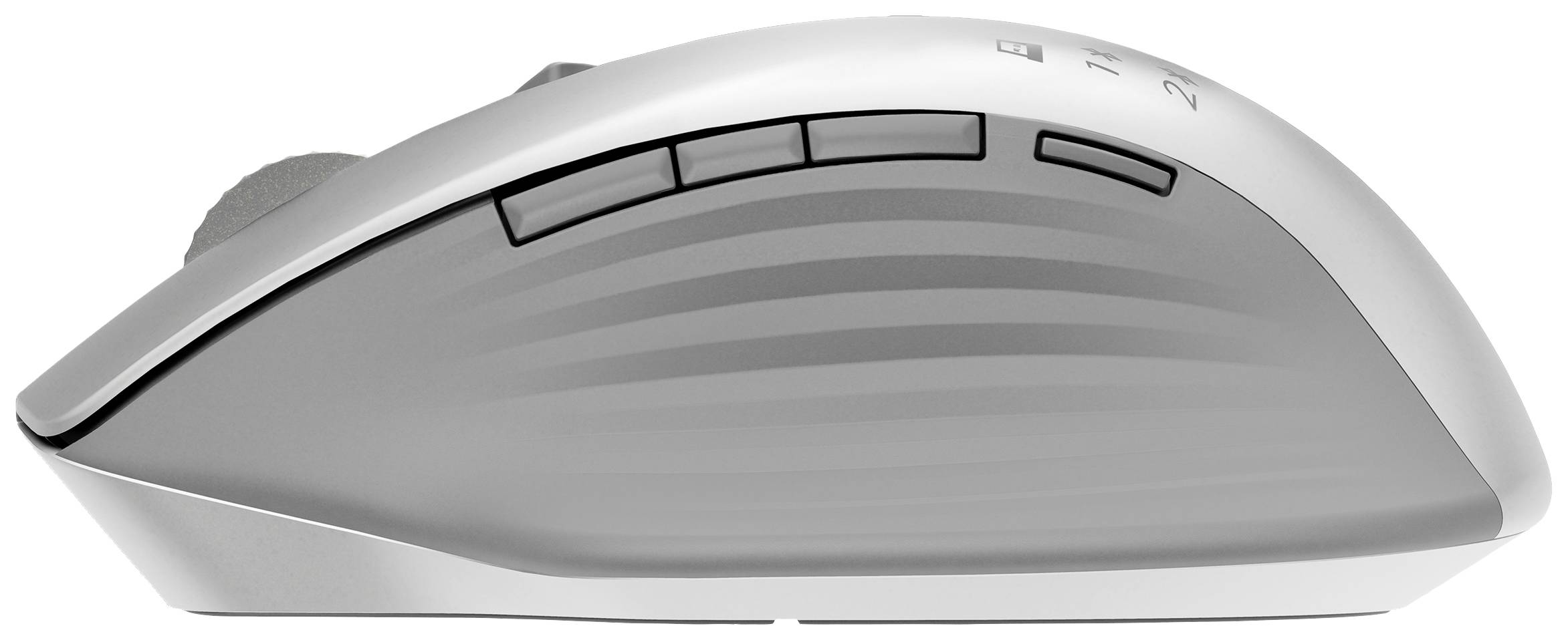 Een zilveren, draadloze computermuis met meerdere zijknoppen, liggend op een witte ondergrond, van opzij gefotografeerd.