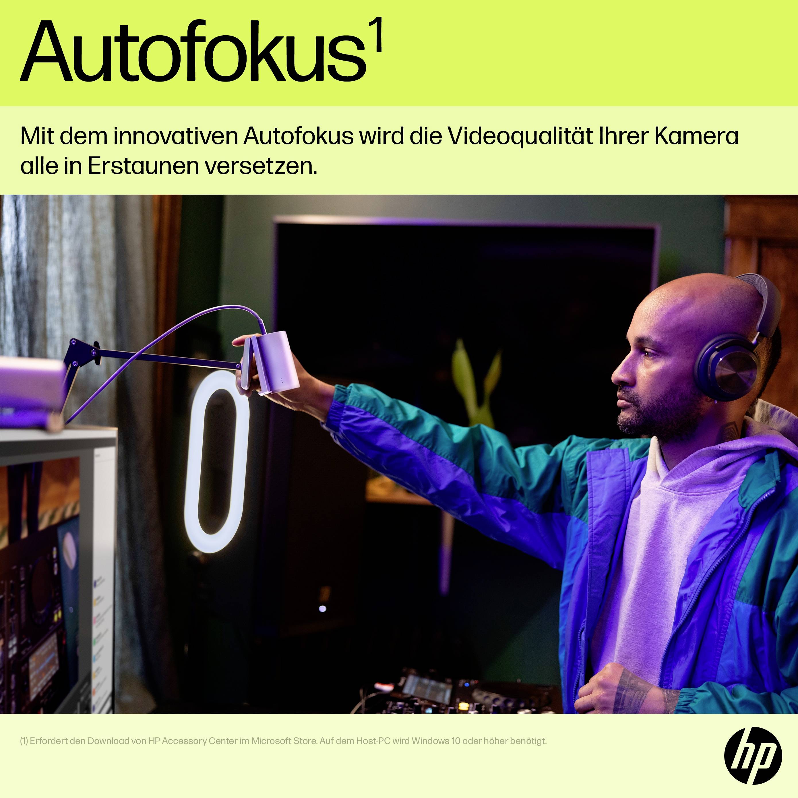 Man met koptelefoon in een moderne ruimte, test de autofocusfunctie van een camera om de videokwaliteit te verbeteren.
