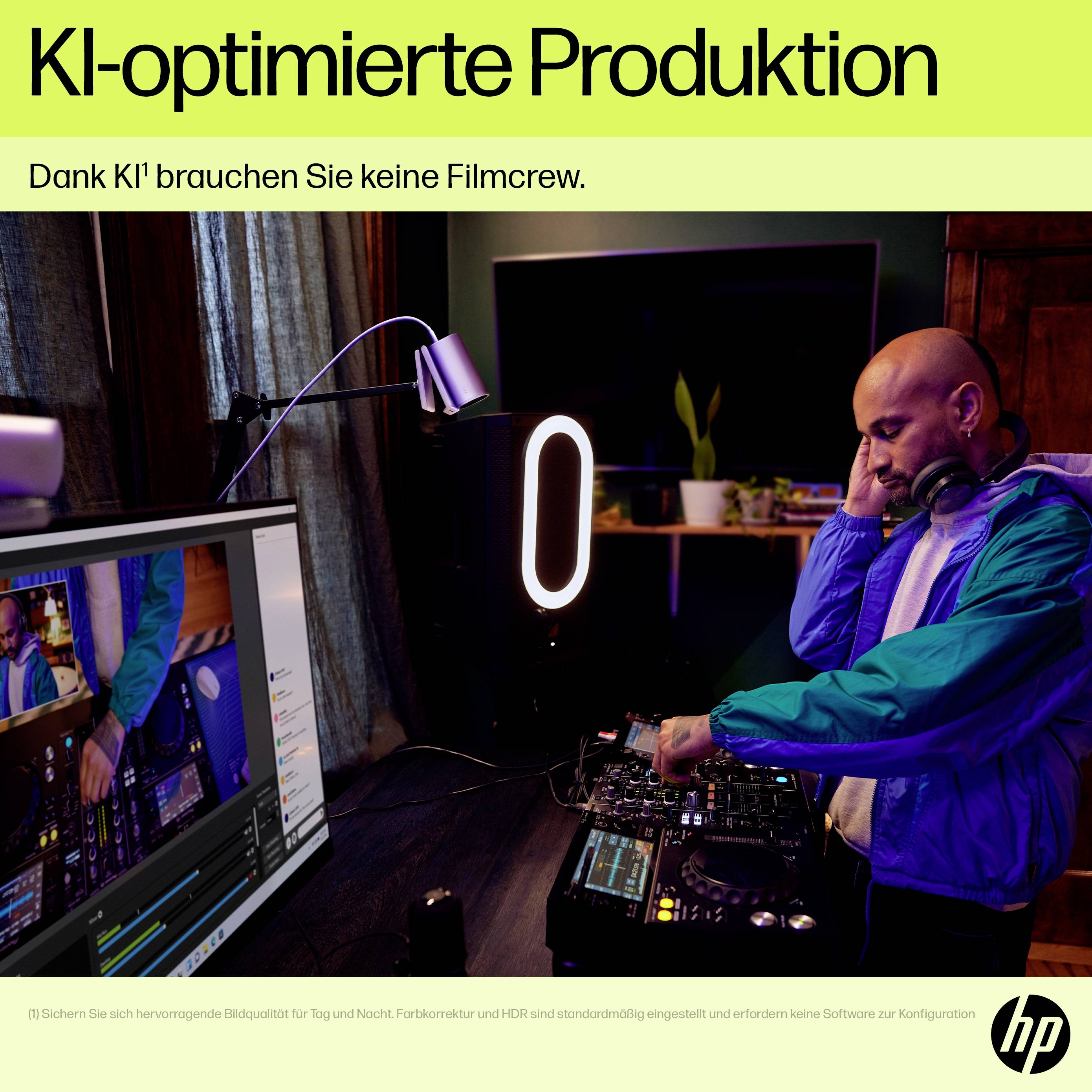 'Een man met koptelefoon werkt in een studio aan een computer met microfoon en ringlicht. Tekst in beeld: AI-geoptimaliseerde productie.'