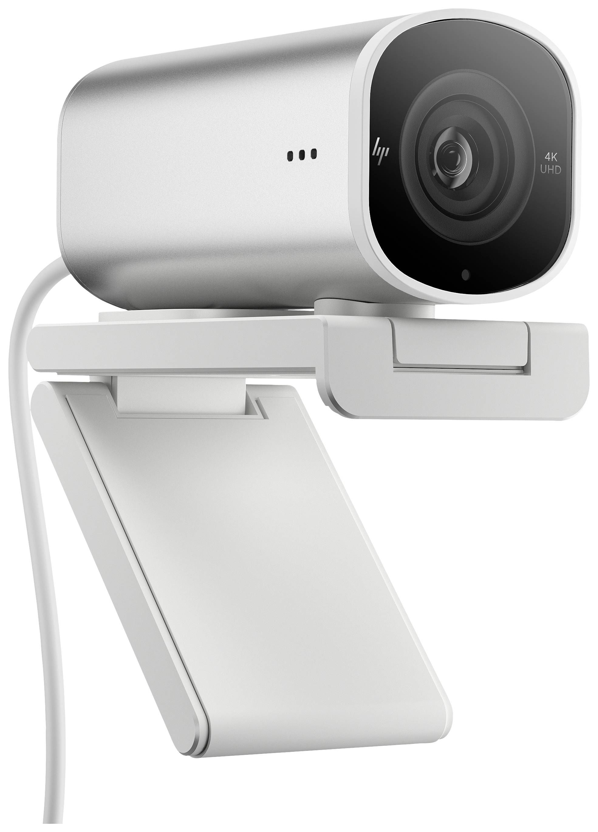 Een zilveren webcam met een zwarte lens en 4K-resolutie is gemonteerd op een verstelbare witte houder.