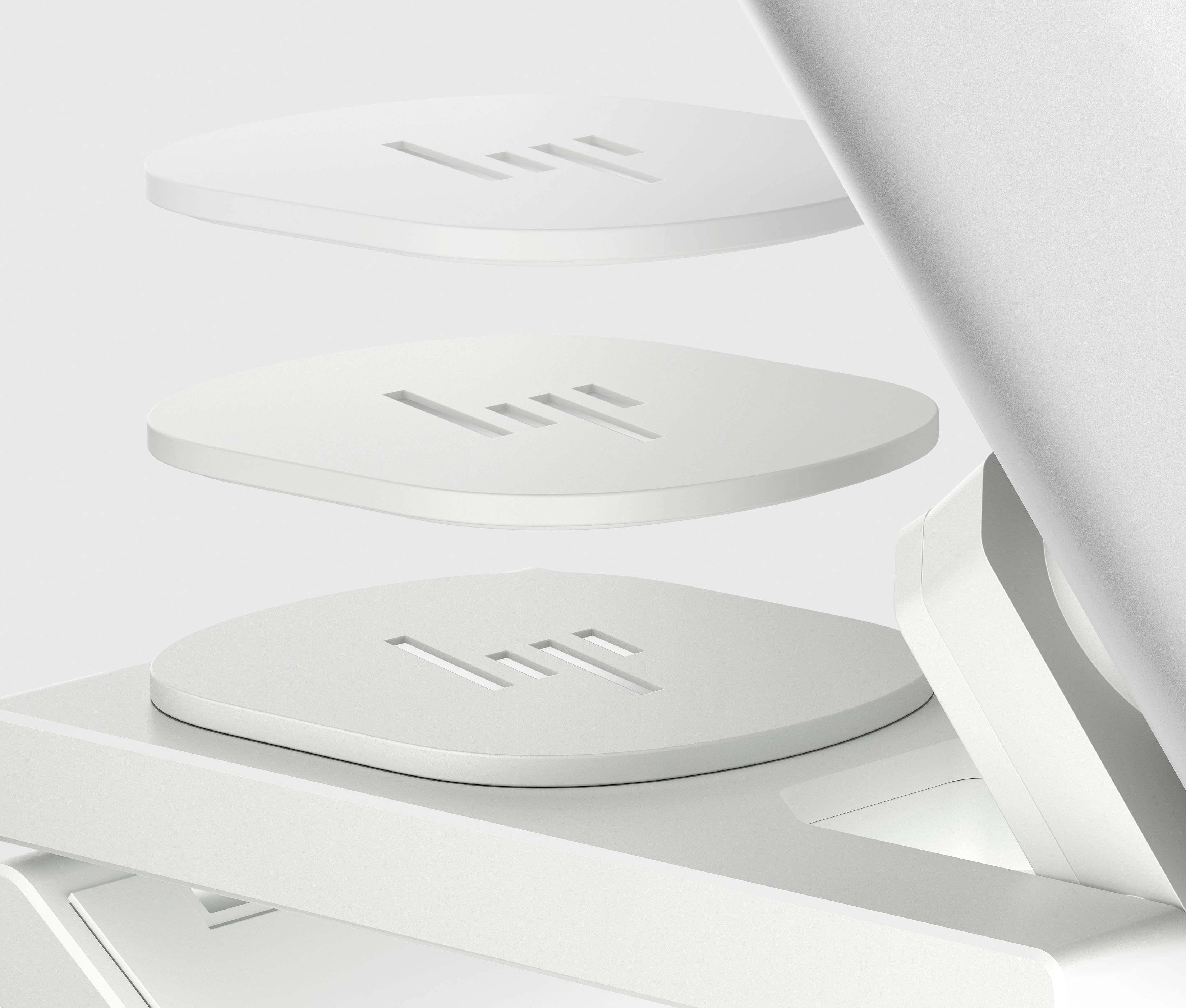 Drie witte, ronde opladers met ingedrukt logo zweven boven elkaar in een minimalistisch design.