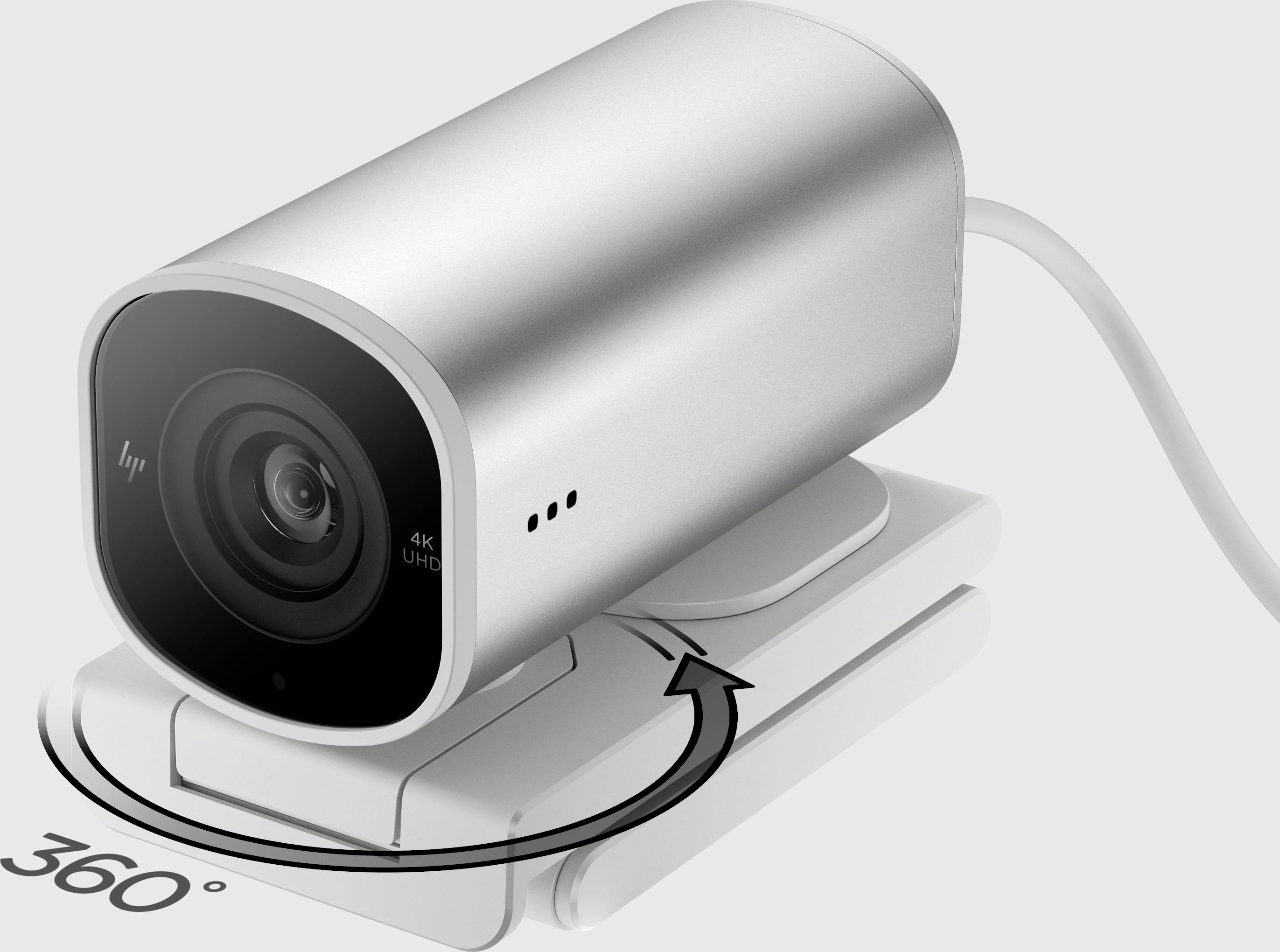 Zilveren 4K-webcam met draaifunctie, gemonteerd op een witte standaard, toont een 360-graden draaibeweging met een zwarte pijl.