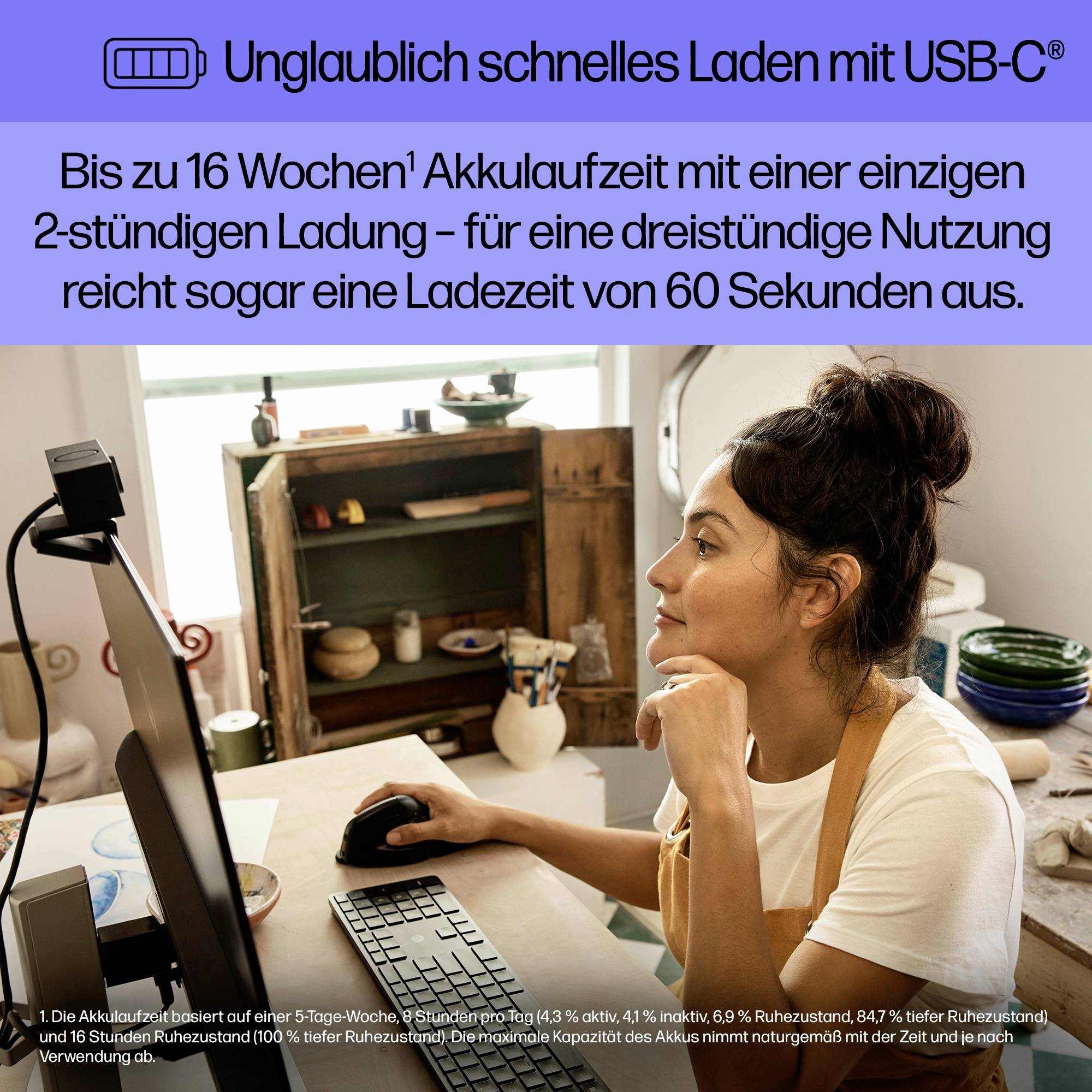 Vrouw met schort lacht in de keuken; tekst benadrukt uitzonderlijke accuduur tot wel 16 weken met USB-C-snelladen.