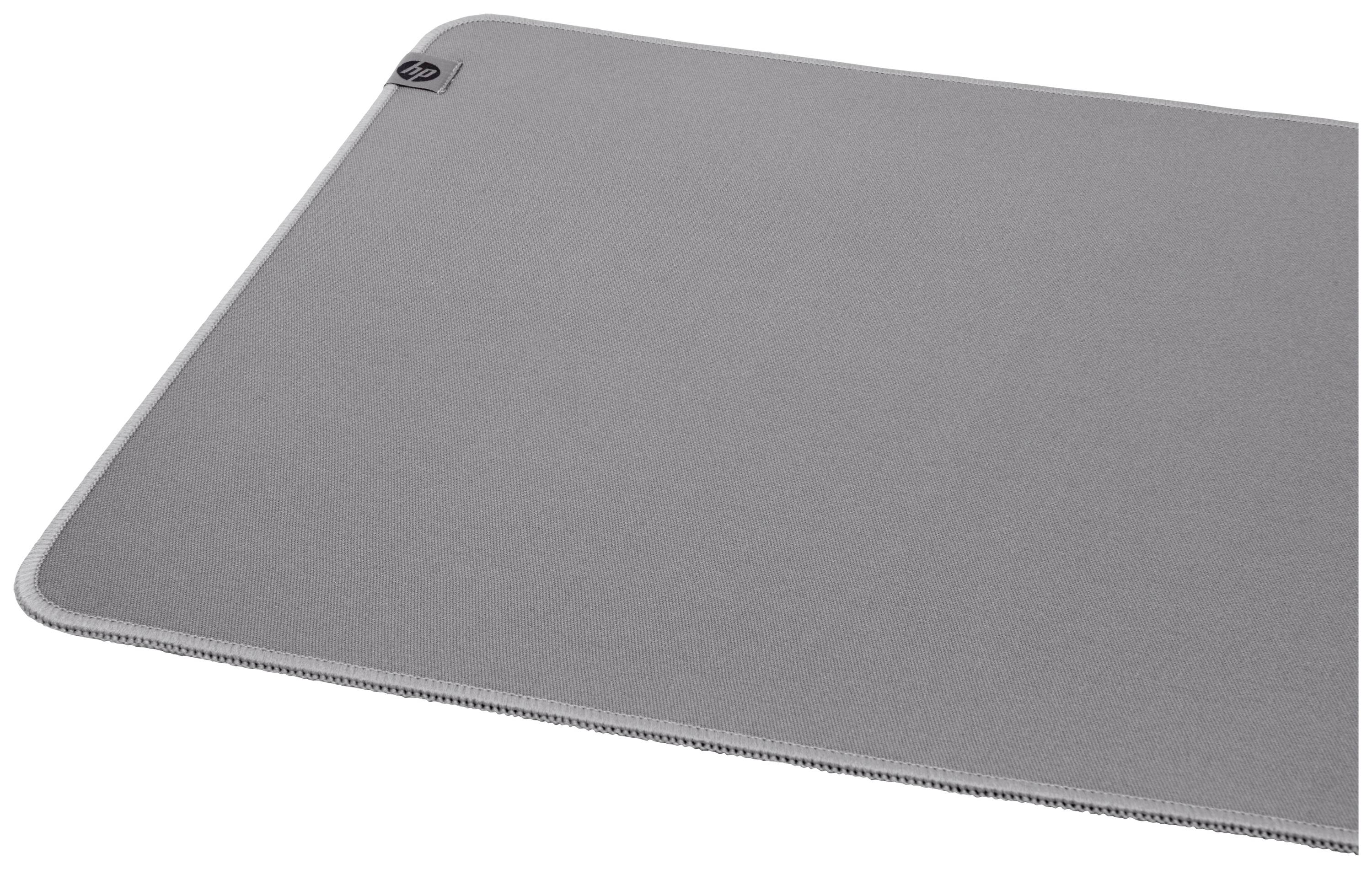 Een groot, grijs muismat met een discreet logo in de hoek, geschikt voor bureaus, biedt een gladde oppervlakte voor nauwkeurige muisbewegingen.