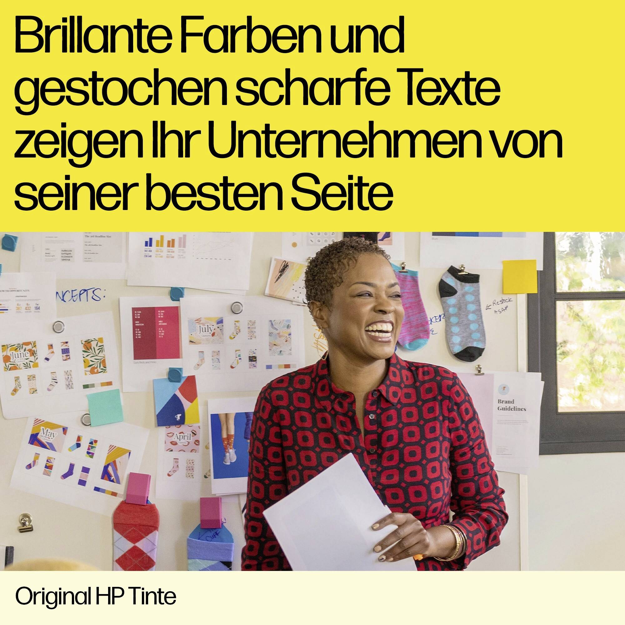 Een lachende persoon houdt een papier vast, omringd door kleurstalen en teksten. De tekst luidt: 'Briljante kleuren en mes­scherpe teksten tonen uw bedrijf in het beste daglicht'.