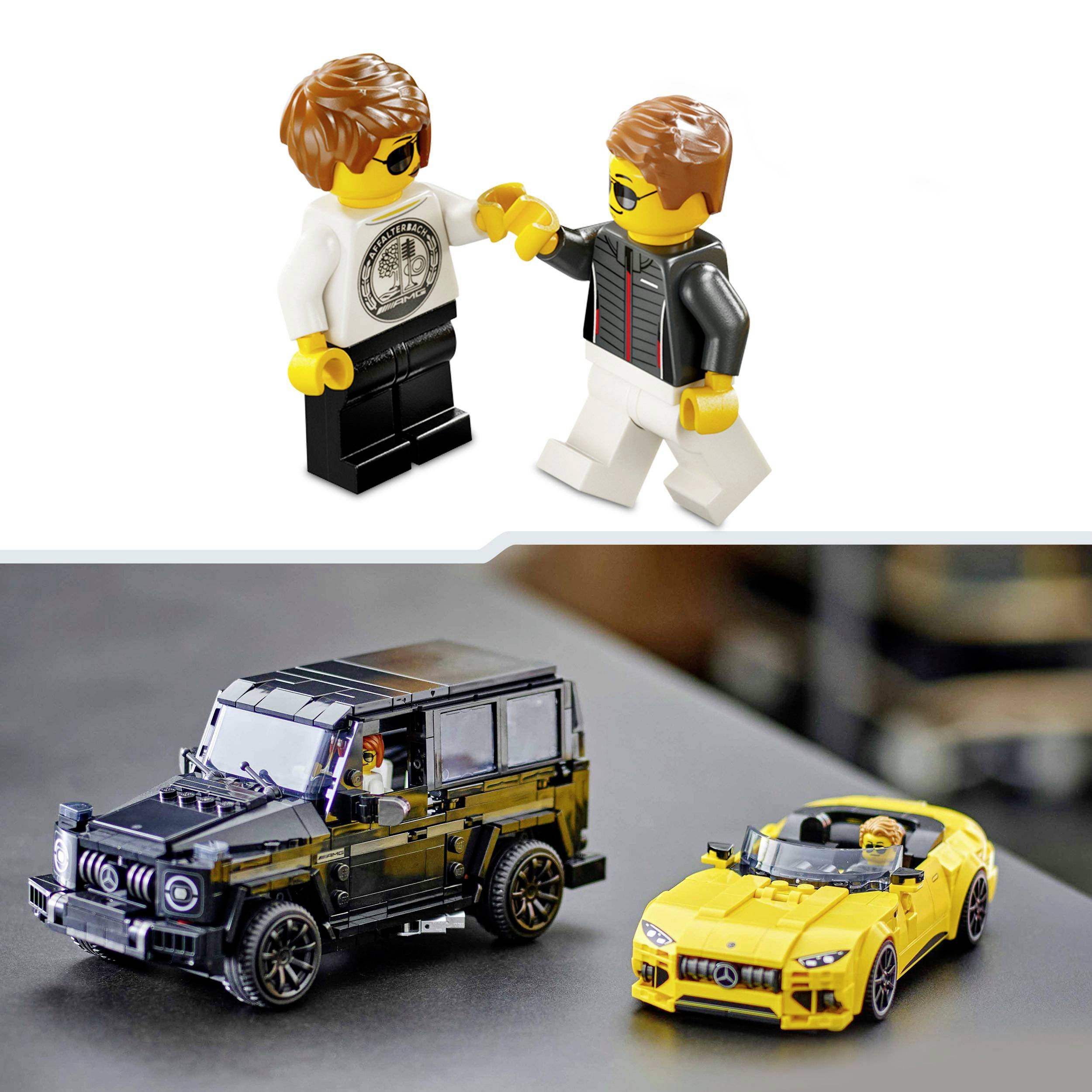 Twee LEGO-poppetjes geven elkaar een vuistje. Daaronder LEGO-modellen van een zwarte terreinwagen en een gele sportwagen op een weg.