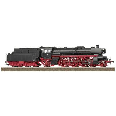 Een zwart-rode stoomlocomotief staat zijdelings op de rails. Details zoals wielen, stoombuizen en de cabine zijn zichtbaar.
