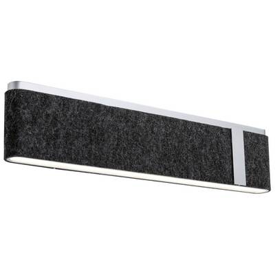 Een moderne wandlamp met rechthoekige vorm, zwarte stoffen bekleding en zilveren accenten. Hij verspreidt diffuus licht naar beneden.