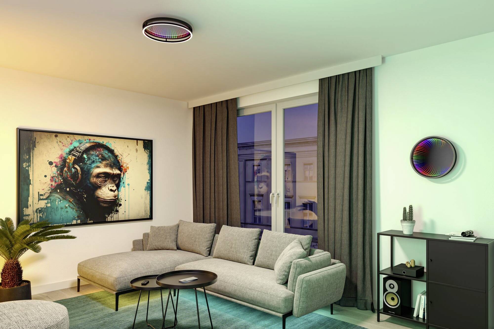 Modern woonkamer met een grijs bank, salontafel en wandkunst van een aapachtig wezen met koptelefoon. Kleurrijke verlichting aan het plafond.