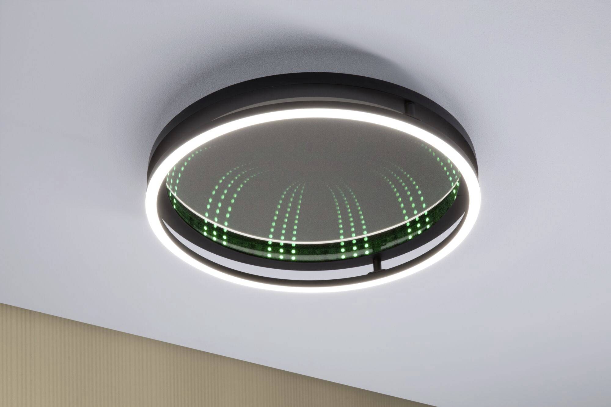 Een futuristische plafondlamp met een ronde LED-verlichting en een reflecterende oppervlakte die lichtstralen uitstraalt.