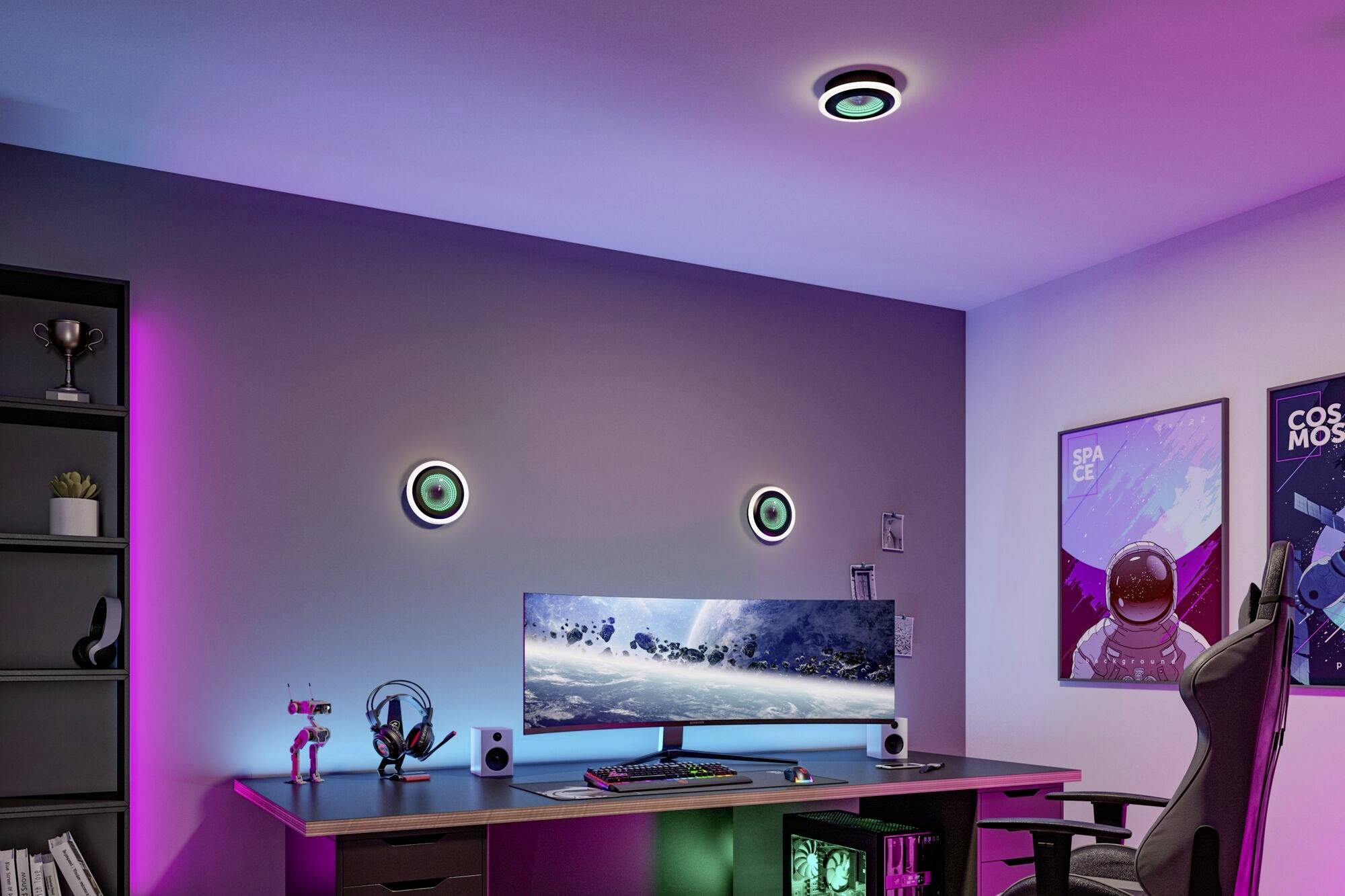 Modern thuiskantoor met verlicht bureau en grote gebogen monitor, futuristische decoratie en kleurrijke lichteffecten op muur en plafond.