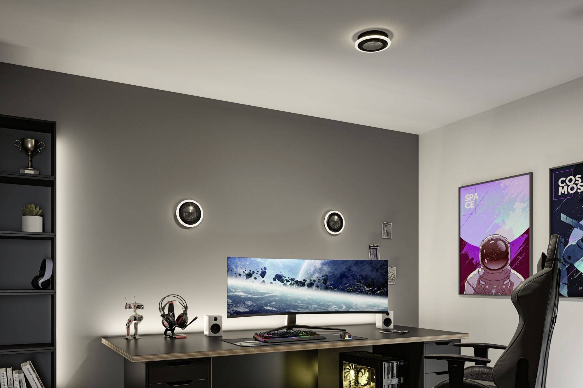Moderne werkplek met een groot scherm, toetsenbord, speakers en decoratieve posters aan de muur. Strak, stijlvol design.