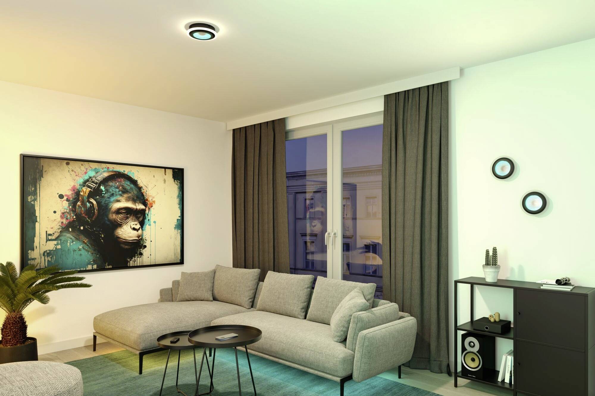 Modern woonkamer met een grijs bankstel, salontafel en een kunstwerk van een aap met koptelefoon aan de muur. Raam op de achtergrond.