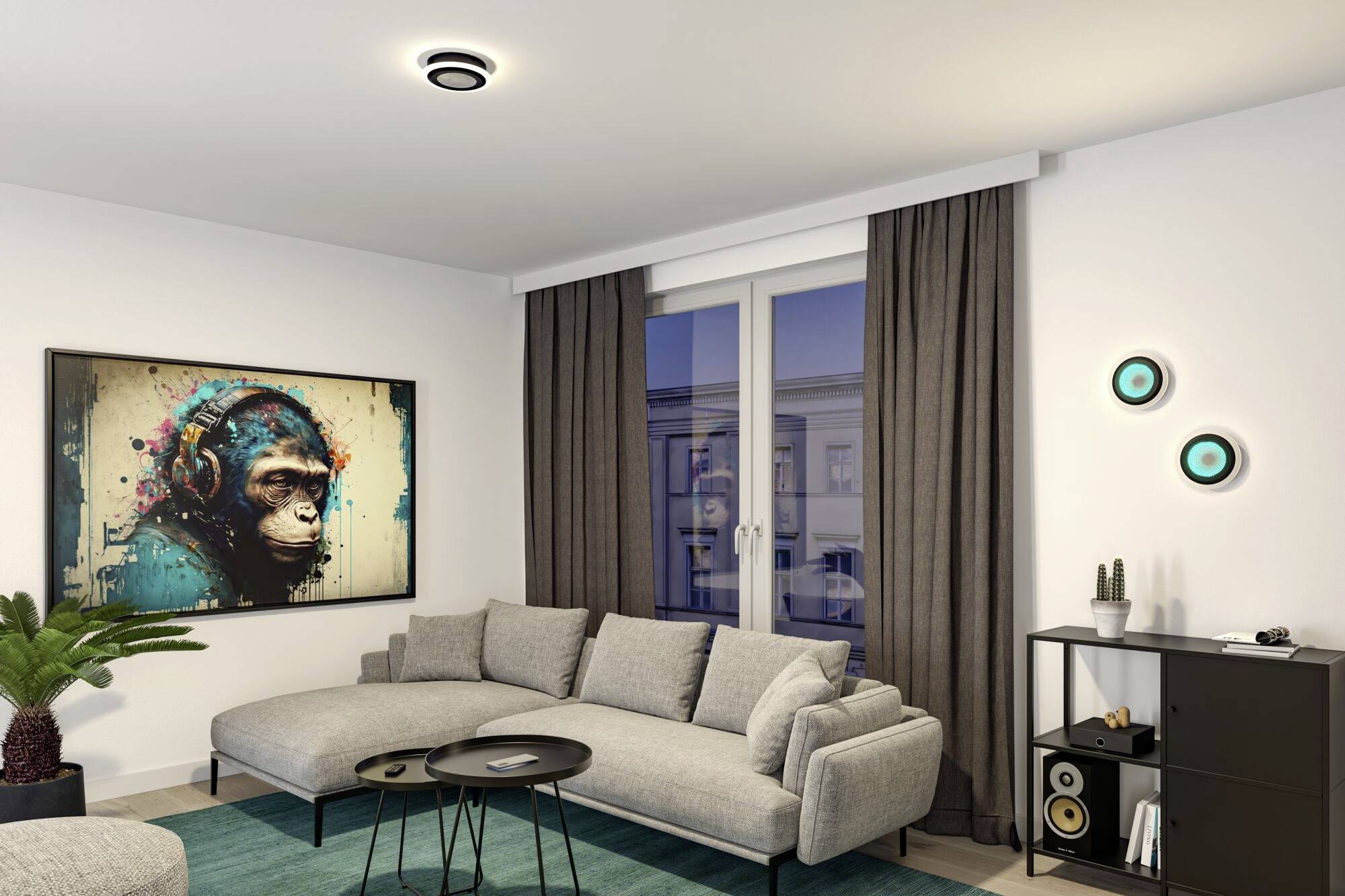 Woonkamer met moderne inrichting: grijze bank, salontafel, wandschilderij van een aap met koptelefoon, staande lamp, raam met zware gordijnen.
