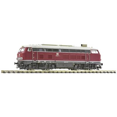 Een model van een rode dieseltrein, gezien van opzij, staand op sporen. De locomotief heeft gedetailleerde ramen en onderstel.